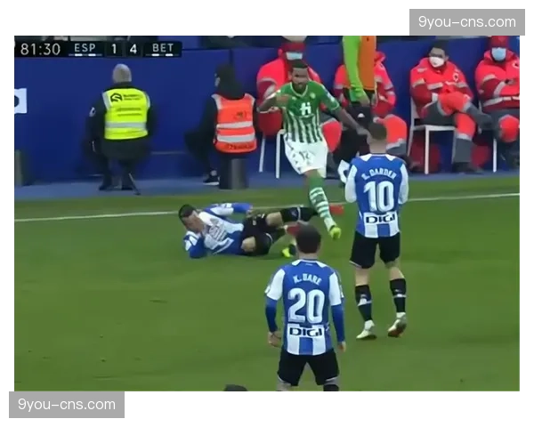 西班牙人小球迷冲入场内拥抱偶像德托马斯，随后被安保带离