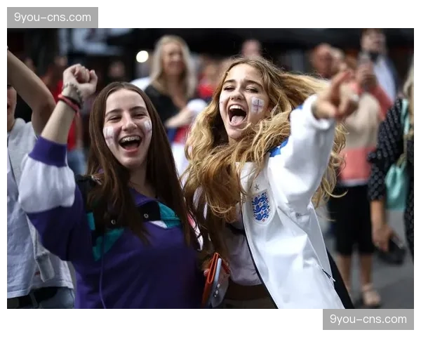 复古转播体验带球迷穿越时空，视觉包装复刻不同年代足球画面